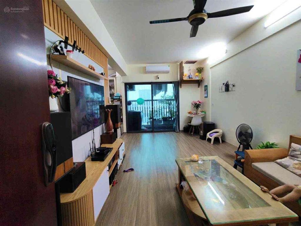 Bán gấp, ch c2 xuân đỉnh, 62m2 chỉ 5,4 tỷ, tầng cao, lô góc 3 thoáng, view công viên, nội thất vip