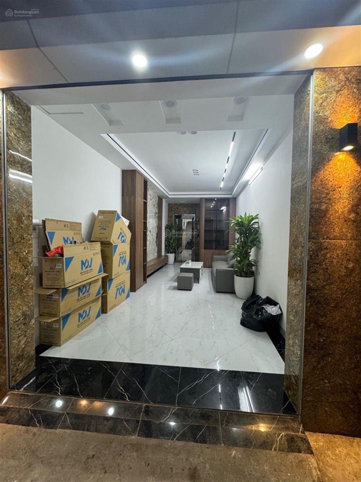 Bán gấp, nhà hiếm xuân đỉnh, 35m2 chỉ 8,x tỷ, dân xây, ngõ thông, ô tô, thang máy, full nội thất