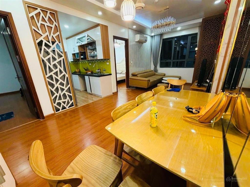 Chung cư thái hà, bộ công an, 70m2 hơn 4 tỷ, 2pn 2wc full nội thất xịn, tầng vip, lô góc, view hồ