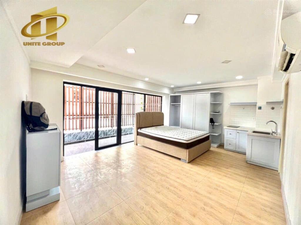 Cho thuê căn hộ ban công siêu thoáng gần ngã tư hàng xanh, giáp q1, q3