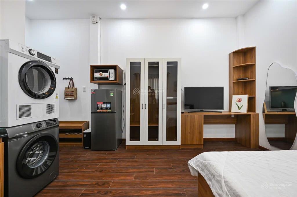 Cho thuê căn hộ studio cửa sổ full nội thất máy giặt sấy riêng ngay mặt tiền trần hưng đạo quận 1