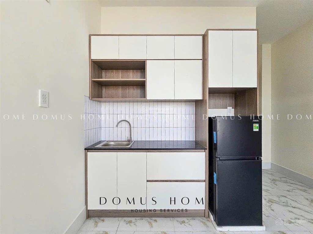 Cho thuê phòng 30m2 ban công đường nguyễn văn thương q. bt sát đh hutech, uef, hiu. l/h 0772 982 ***