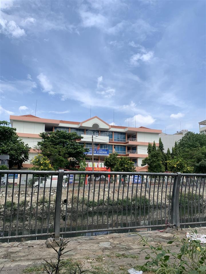 Nhà 4 lầu mặt tiền kim biên 2 xe hơi kinh doanh dt 72m2 ngang 4.2m, view sông, shr, chỉ 23 tỷ