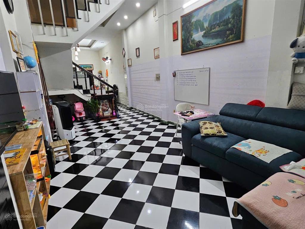 Nhà mặt tiền phú giáo hiếm bán, kinh doanh chợ lớn 4 tầng, diện tích 64m2 sổ hồng riêng, chỉ 17 tỷ
