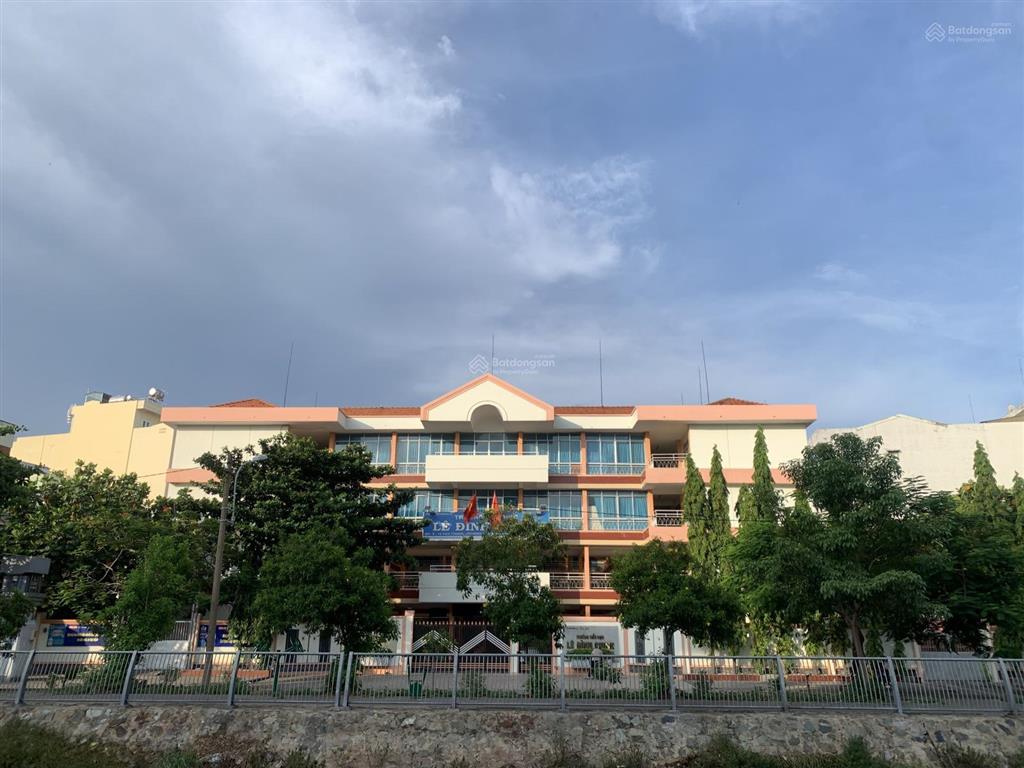 Nhà 4 lầu mặt tiền kim biên 2 xe hơi kinh doanh dt 72m2 ngang 4.2m view sông shr chỉ 23 tỷ