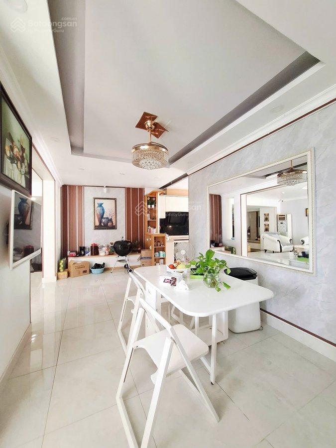 Nhà mặt tiền hoa sữa phú nhuận 5 tầng thang máy 134m2 gồm 18 pn shr dt 100tr/th chỉ 38 tỷ