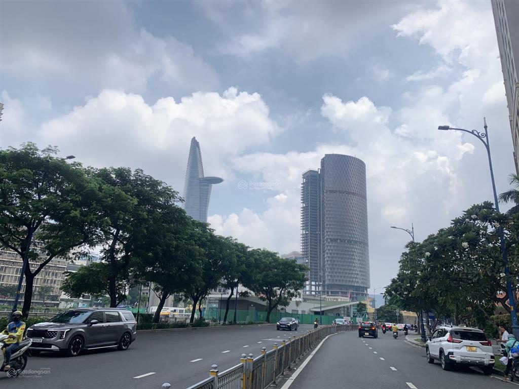 Vị trí đẹp mặt tiền bến vân đồn view sông xây building & hotel kinh doanh dt 135m2 shr tc 36 tỷ tl