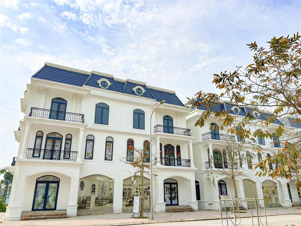 Bán shophouse 4 tầng, như hình, kinh doanh được ngay, vị trí sầm uất của cửa lò, giá tốt