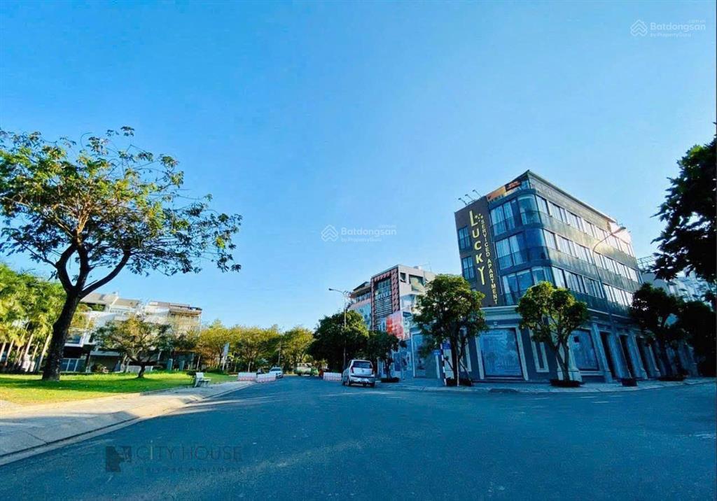 Vị trí vàng  mt hai bà trưng, p8, q3  dt 9 x 30m  3 tầng  hđt 250 triệu/tháng  giá bán 176 tỷ