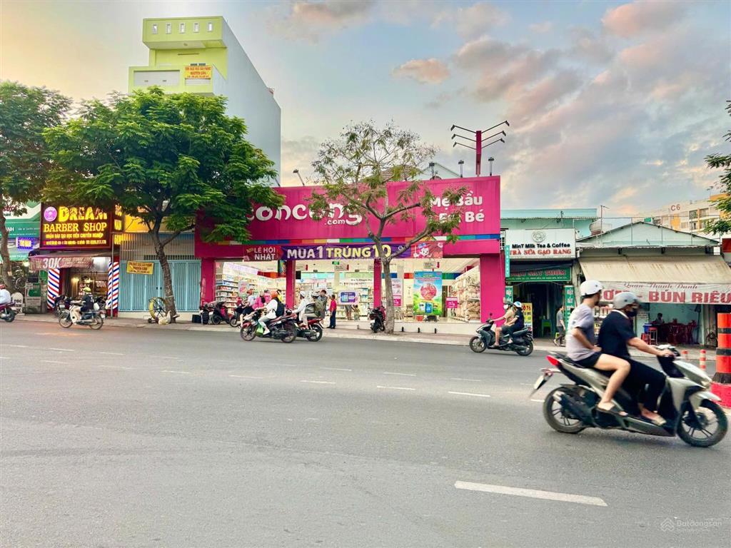 Vị trí vàng  mt hai bà trưng, p8, q3  dt 9 x 30m  3 tầng  hđt 250 triệu/tháng  giá bán 176 tỷ