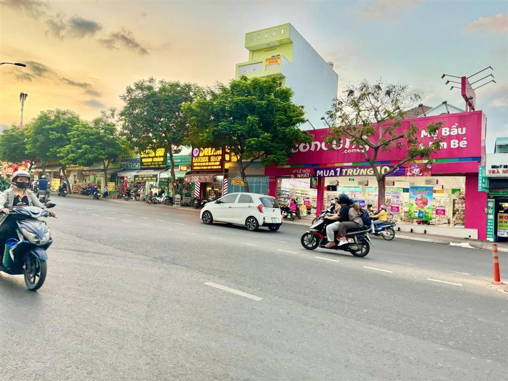 Vị trí vàng  mt hai bà trưng, p8, q3  dt 9 x 30m  3 tầng  hđt 250 triệu/tháng  giá bán 176 tỷ