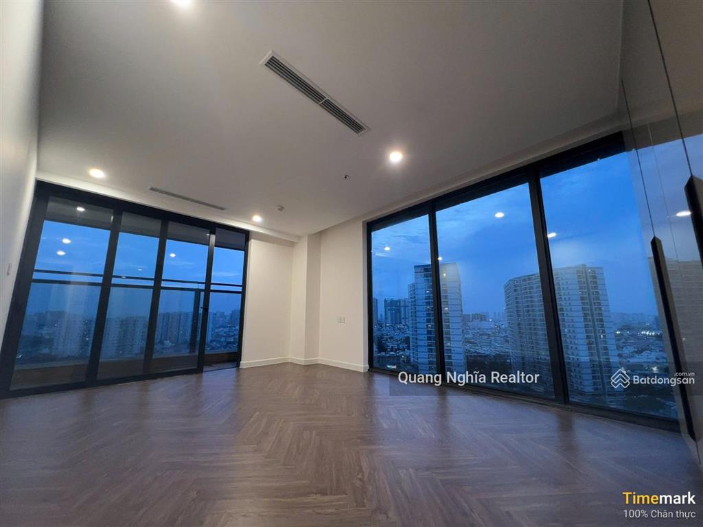 Noble crystal riverside  căn góc 2pn full kính đẹp, giá chỉ 16 triệu/tháng miễn pql  0797 766 ***