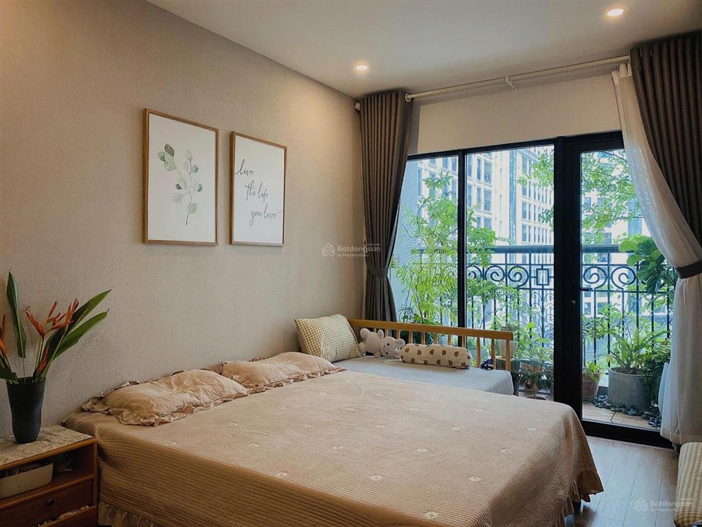 Bán gấp căn hộ 2pn 81m2 full đồ ct8, view sân vận động cực đẹp giá chỉ nhỉnh 5,8 tỷ.  0392 418 ***!