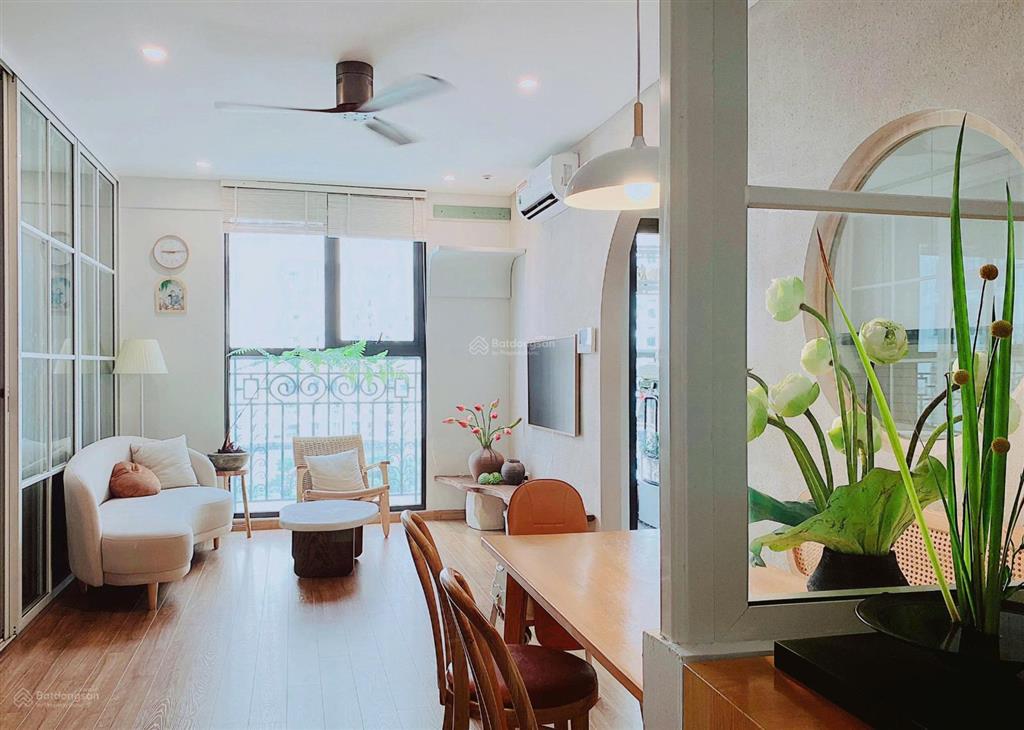 Bán gấp căn hộ 2pn 81m2 full đồ ct8, view sân vận động cực đẹp giá chỉ nhỉnh 5,8 tỷ.  0392 418 ***!