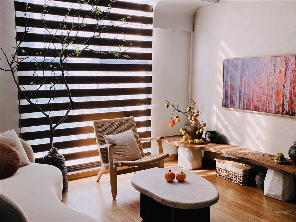 Bán gấp căn hộ 2pn 81m2 full đồ ct8, view sân vận động cực đẹp giá chỉ nhỉnh 5,8 tỷ.  0392 418 ***!