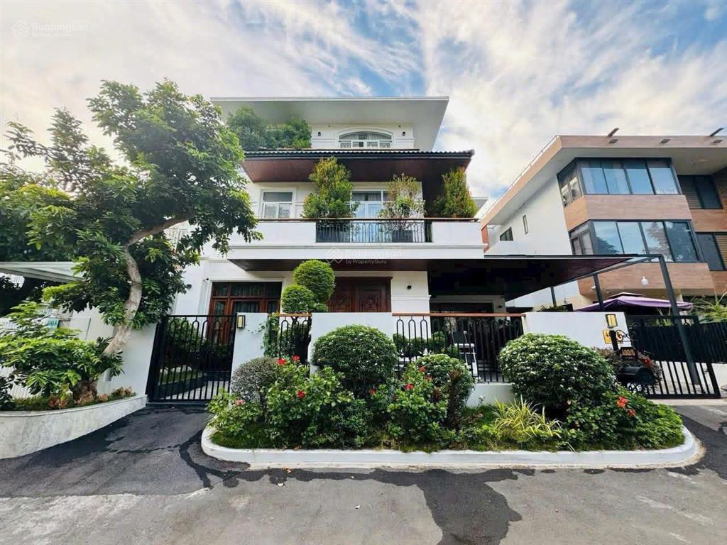 Ngay hồ bán nguyệt bán biệt thự a4 mỹ gia 2  phú mỹ hưng, quận 7 15x18m3 tầng, sân vườn 85 tỷ