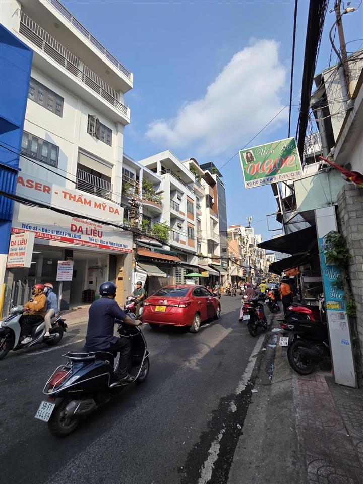 Cực rẻ giá 17 tỷ hđt 40tr/th ngang 8.6x12m bán nhà mt hồ bá kiện, p15, quận 10  2 tầng.