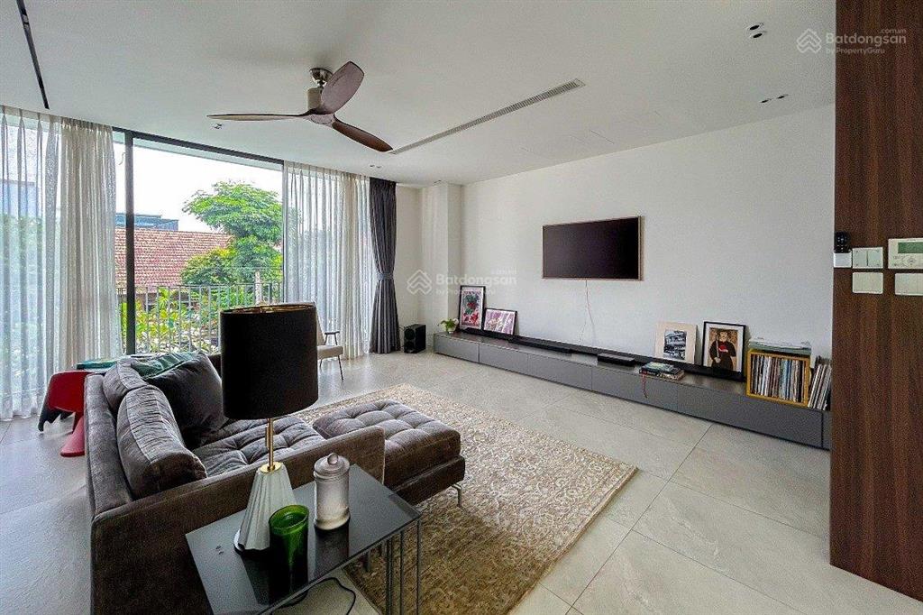 Siêu phẩm  bán mặt tiền hoa lan, p2, phú nhuận  ngang 4x18m  nở hậu. 5 tầng. giá 22.5 tỷ