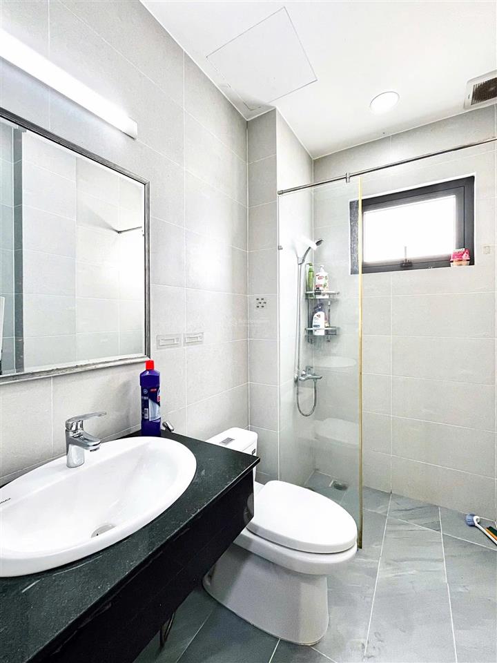 Cho thuê phòng mới 100%, ban công cửa sổ đón nắng, nhà thang máy, gần chợ bà chiểu