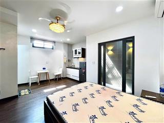 Cho thuê phòng mới 100%, ban công cửa sổ đón nắng, nhà thang máy, gần chợ bà chiểu