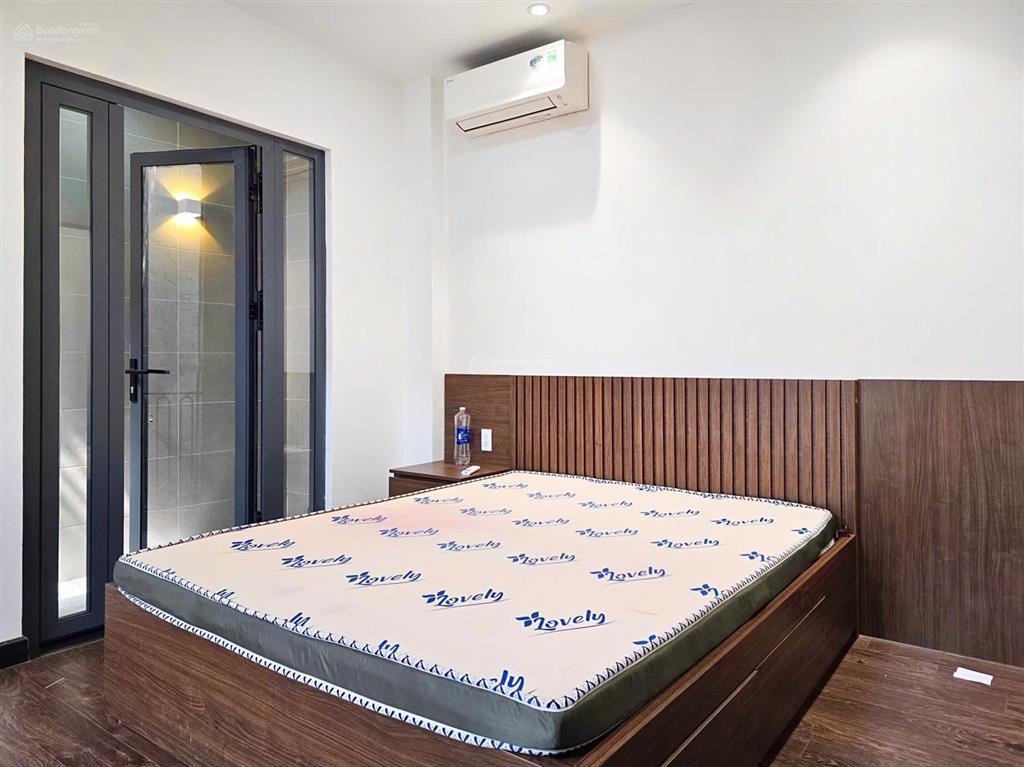Cho thuê phòng mới 100%, ban công cửa sổ đón nắng, nhà thang máy, gần chợ bà chiểu