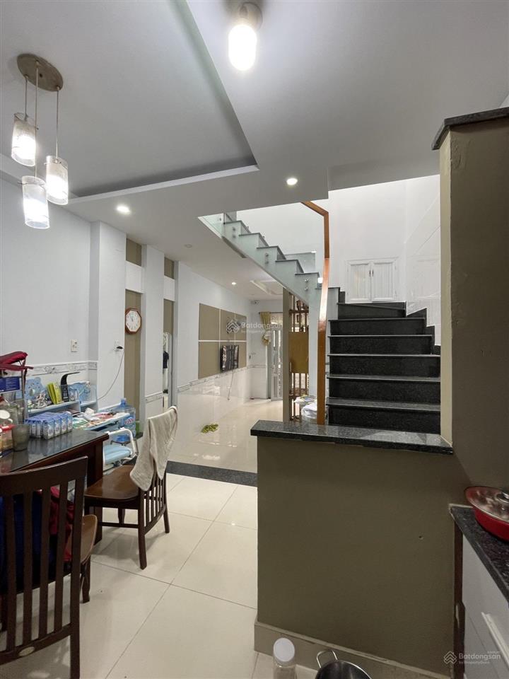 Hẻm ô tô hòa bình tân phú ô tô đậu trước nhà nhà chính chủ một đời ở lâu năm, giữ gìn