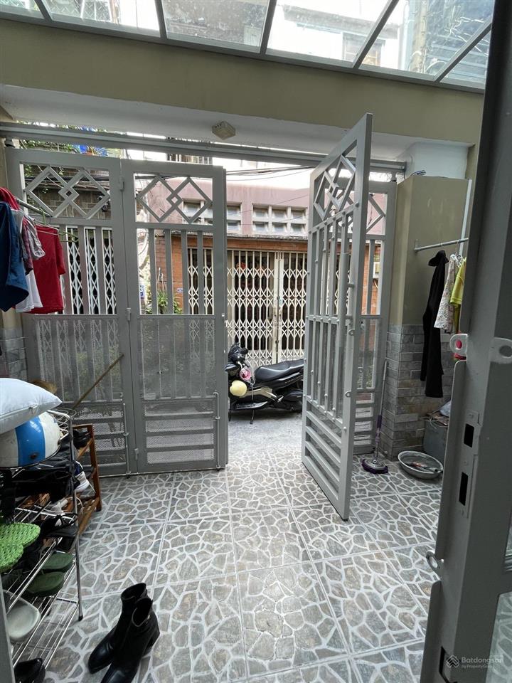 Hẻm ô tô hòa bình tân phú ô tô đậu trước nhà nhà chính chủ một đời ở lâu năm, giữ gìn