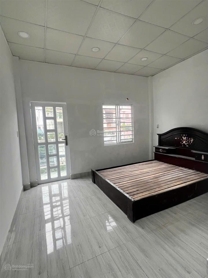 Nhà thuê mặt tiền hoàng ngân, phường phú định, q8  căn góc thoáng mát, cửa sổ hông và cửa sổ sau