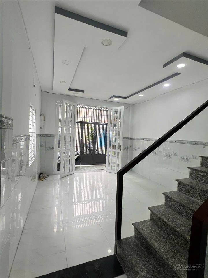 Nhà thuê mặt tiền hoàng ngân, phường phú định, q8  căn góc thoáng mát, cửa sổ hông và cửa sổ sau