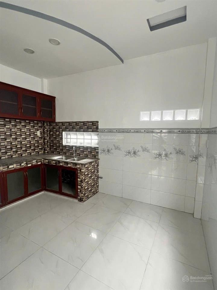 Nhà thuê mặt tiền hoàng ngân, phường phú định, q8  căn góc thoáng mát, cửa sổ hông và cửa sổ sau