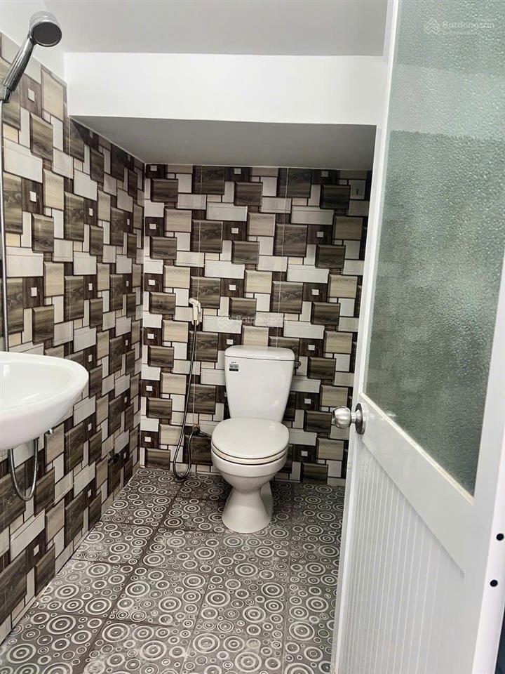 Nhà thuê mặt tiền hoàng ngân, phường phú định, q8  căn góc thoáng mát, cửa sổ hông và cửa sổ sau