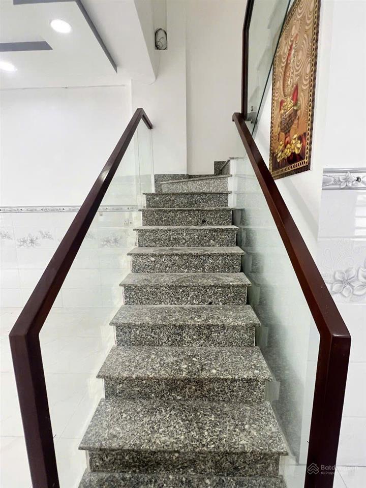 Nhà thuê mặt tiền hoàng ngân, phường phú định, q8  căn góc thoáng mát, cửa sổ hông và cửa sổ sau