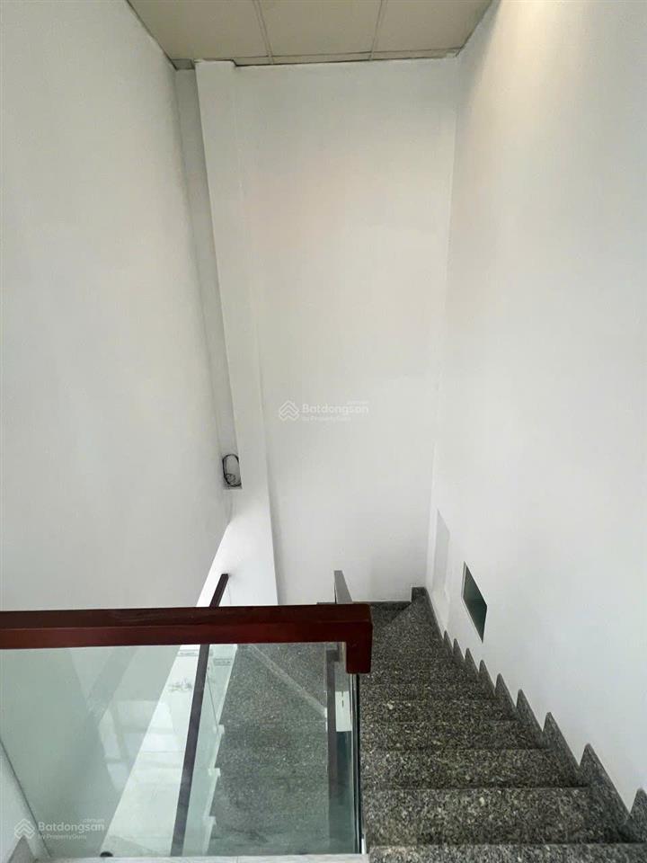 Nhà thuê mặt tiền hoàng ngân, phường phú định, q8  căn góc thoáng mát, cửa sổ hông và cửa sổ sau