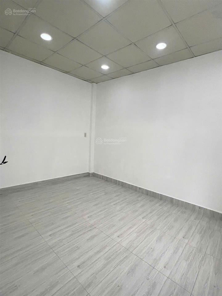 Nhà thuê mặt tiền hoàng ngân, phường phú định, q8  căn góc thoáng mát, cửa sổ hông và cửa sổ sau