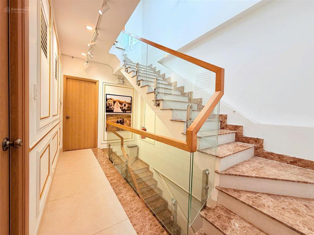 Nhà đẹp ở ngay hẻm xe tải (4.8m x 19m) 5 tầng st  trường sa q.pn