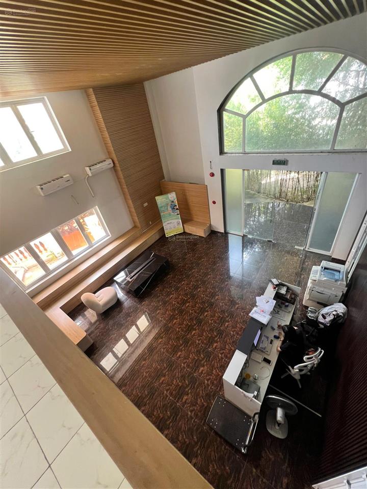 Chuyển nhượng tòa nhà 5 lầu, gần 1000m2 đất chỉ nhỉnh 200 tỷ, khu compound quốc hương thảo điển