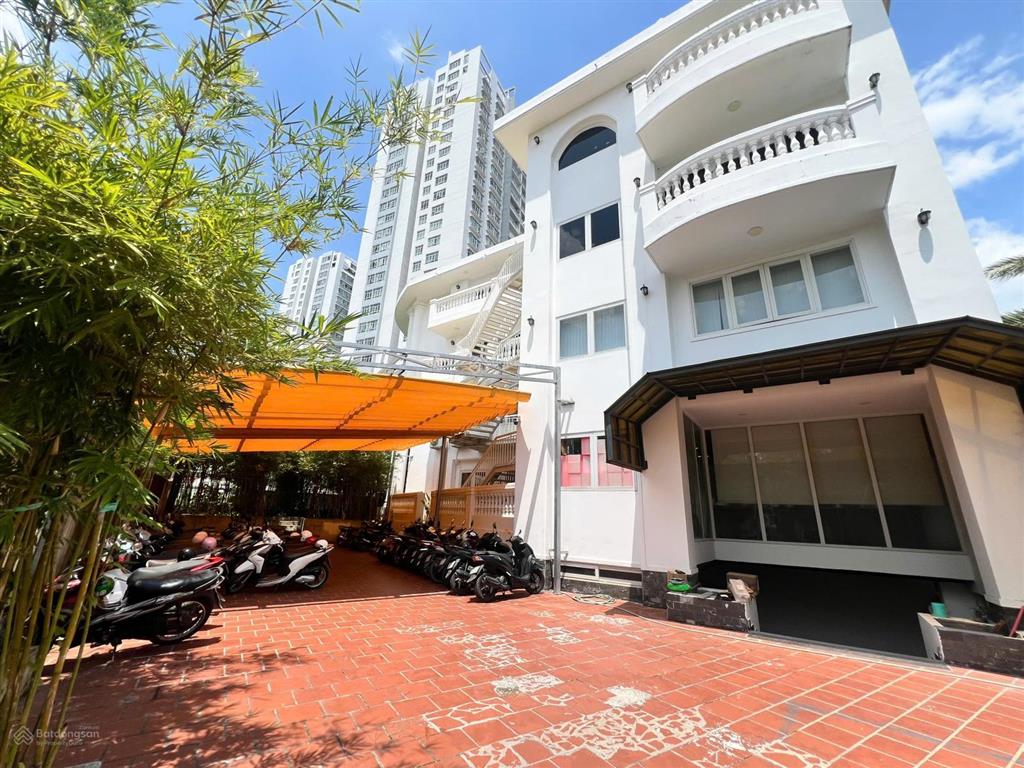 Chuyển nhượng tòa nhà 5 lầu, gần 1000m2 đất chỉ nhỉnh 200 tỷ, khu compound quốc hương thảo điển