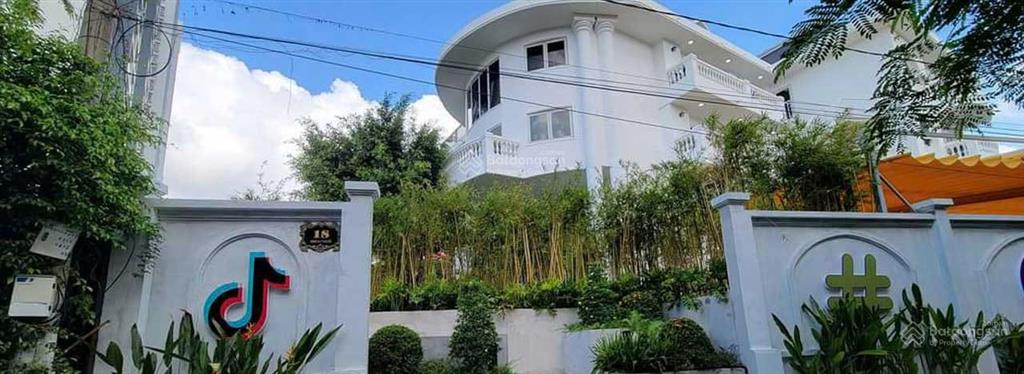 Chuyển nhượng tòa nhà 5 lầu, gần 1000m2 đất chỉ nhỉnh 200 tỷ, khu compound quốc hương thảo điển