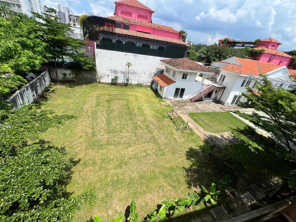 Chuyển nhượng tòa nhà 5 lầu, gần 1000m2 đất chỉ nhỉnh 200 tỷ, khu compound quốc hương thảo điển