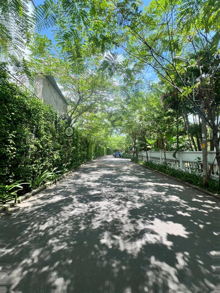 Chuyển nhượng tòa nhà 5 lầu, gần 1000m2 đất chỉ nhỉnh 200 tỷ, khu compound quốc hương thảo điển