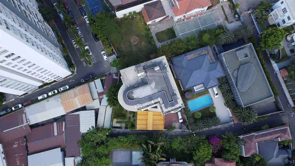 Chuyển nhượng tòa nhà 5 lầu, gần 1000m2 đất chỉ nhỉnh 200 tỷ, khu compound quốc hương thảo điển