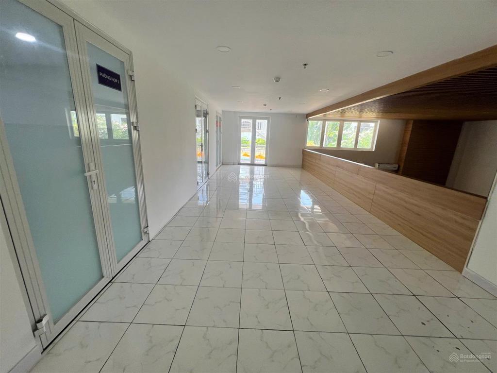 Chuyển nhượng tòa nhà 5 lầu, gần 1000m2 đất chỉ nhỉnh 200 tỷ, khu compound quốc hương thảo điển