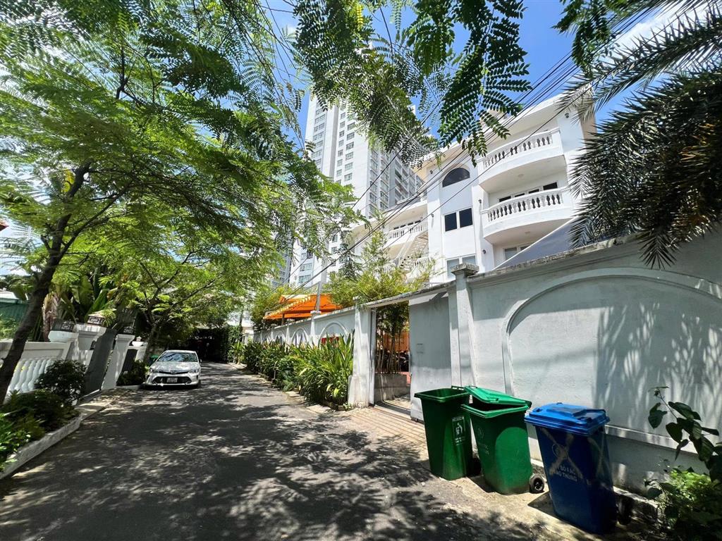 Chuyển nhượng tòa nhà 5 lầu, gần 1000m2 đất chỉ nhỉnh 200 tỷ, khu compound quốc hương thảo điển