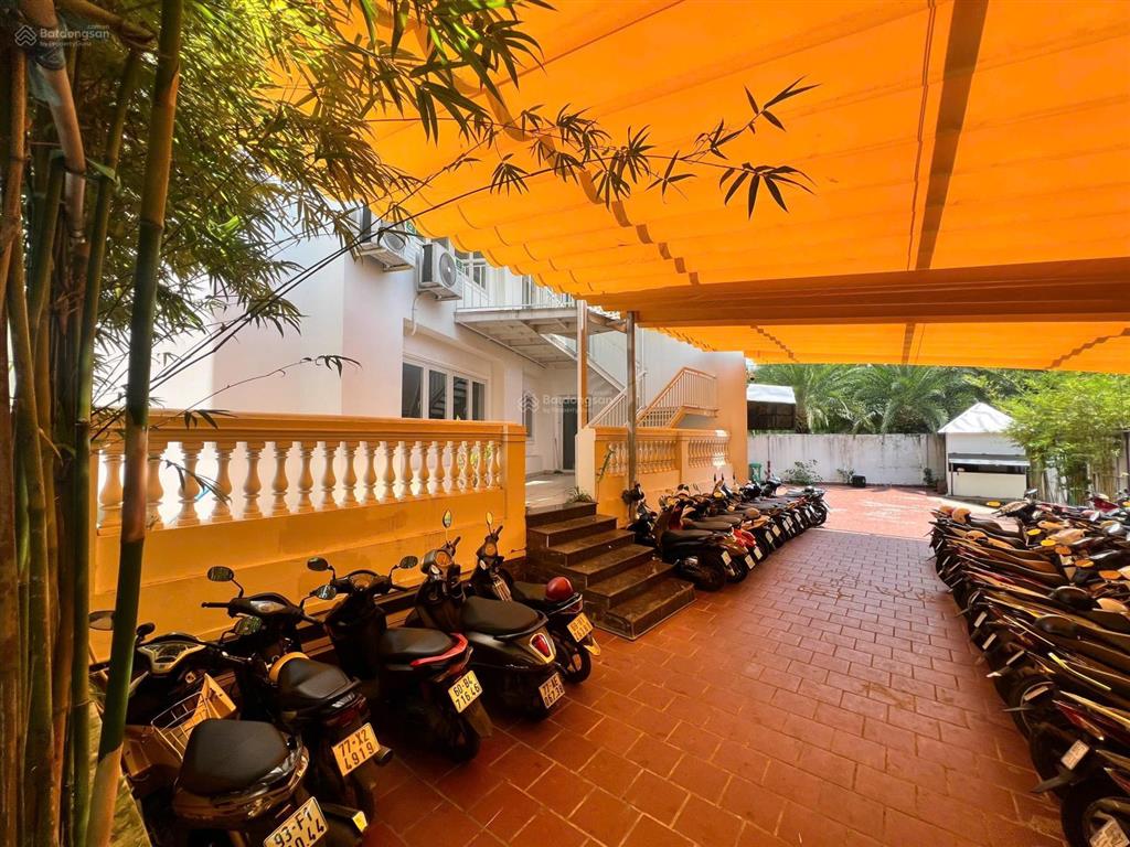 Chuyển nhượng tòa nhà 5 lầu, gần 1000m2 đất chỉ nhỉnh 200 tỷ, khu compound quốc hương thảo điển