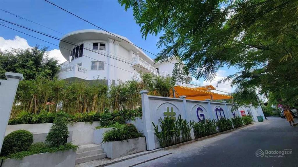 Chuyển nhượng tòa nhà 5 lầu, gần 1000m2 đất chỉ nhỉnh 200 tỷ, khu compound quốc hương thảo điển