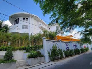 Chuyển nhượng tòa nhà 5 lầu, gần 1000m2 đất chỉ nhỉnh 200 tỷ, khu compound quốc hương thảo điển