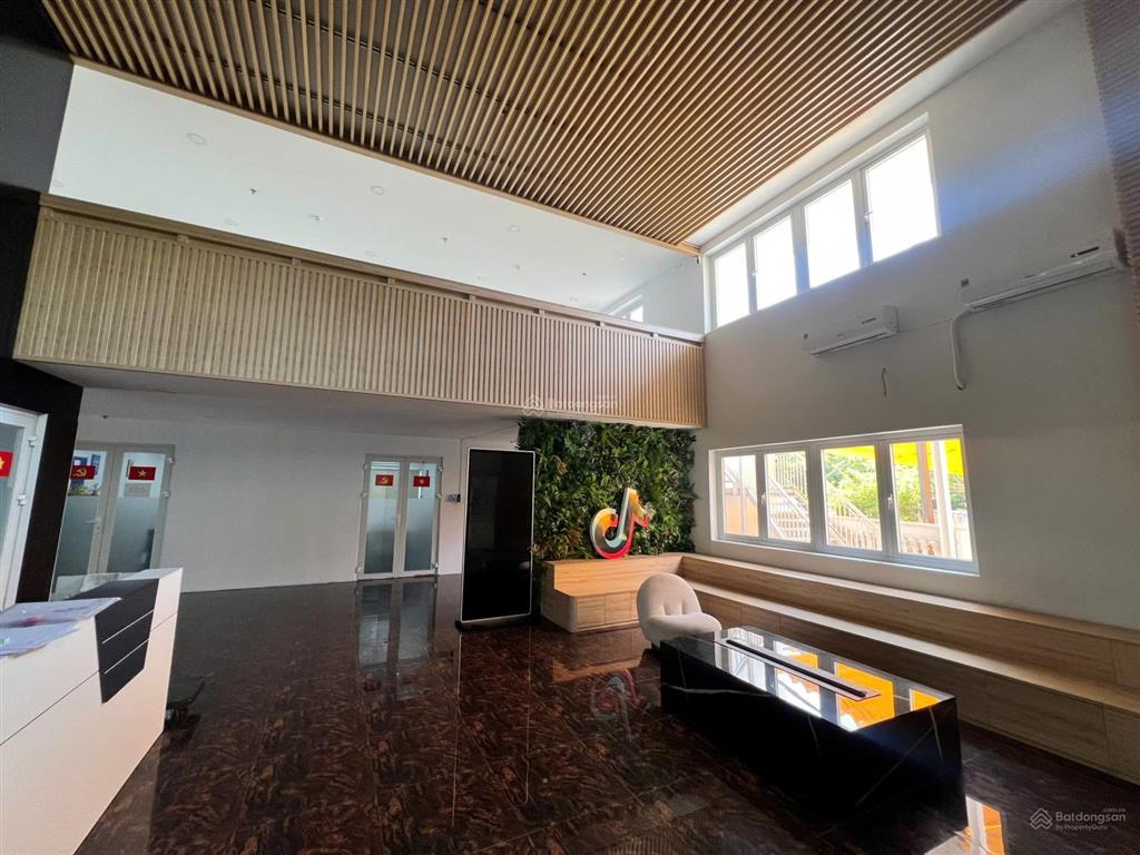 Chuyển nhượng tòa nhà 5 lầu, gần 1000m2 đất chỉ nhỉnh 200 tỷ, khu compound quốc hương thảo điển