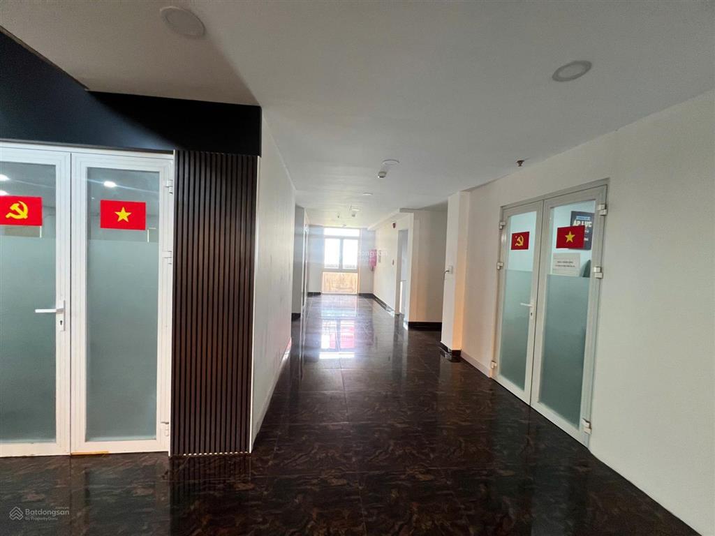 Chuyển nhượng tòa nhà 5 lầu, gần 1000m2 đất chỉ nhỉnh 200 tỷ, khu compound quốc hương thảo điển