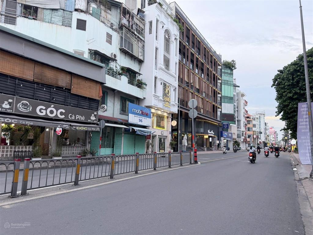 Mặt tiền gần sân bay!! (11.5m * 12m)  trệt, 3 lầu, sân thượng  nhỉnh 20 tỷ, có thang máy