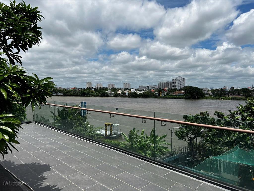 Cần tiền bán gấp toà nhà căn hộ mặt sông thảo điền